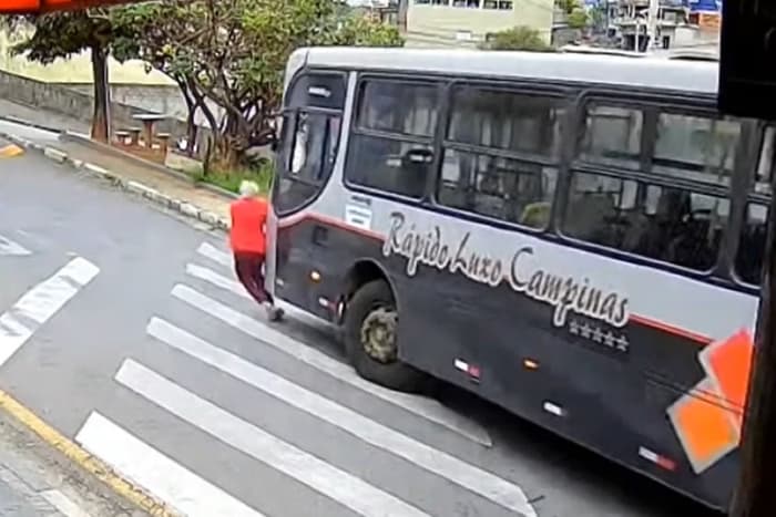 VÍDEO: Idosa de 78 anos é atropelada por ônibus e tem pernas amputadas em SP