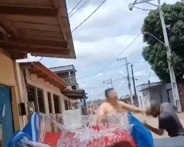 VÍDEO: Homem vai cobrar dívida e troca soco com parceiros da devedora