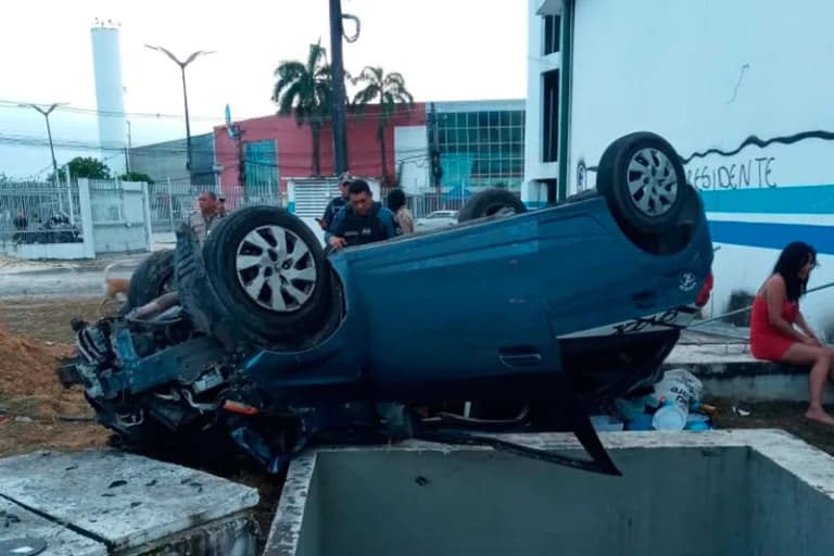 Carro capota e fica com as rodas para cima na zona Norte de Manaus