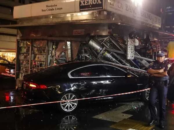 VÍDEO: Veja momento em que carro destrói banca de jornal na Avenida Paulista