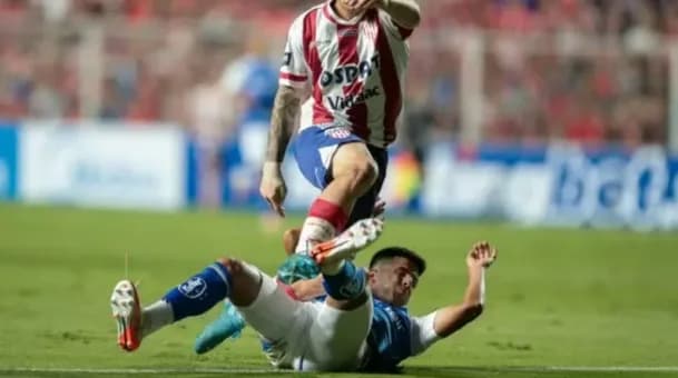 Com gol no fim, Cruzeiro perde por 1 a 0 para o Unión Santa Fe