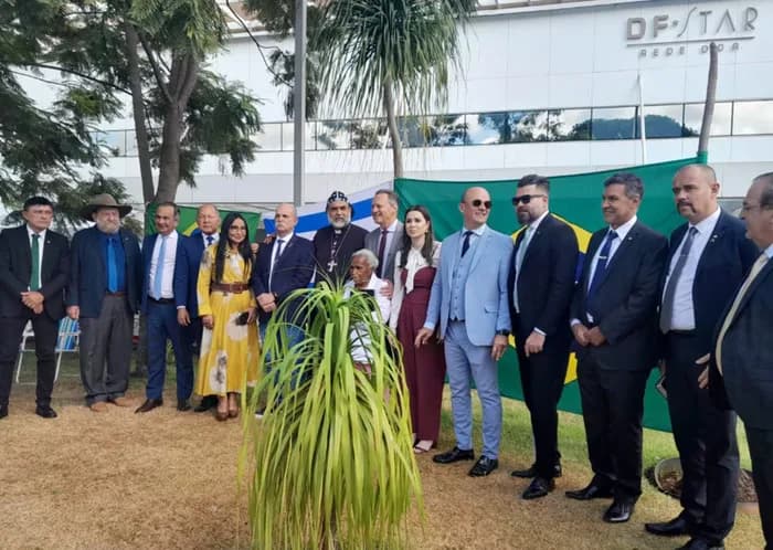 VÍDEO: Em frente a hospital, padre Kelmon puxa oração pela saúde de Bolsonaro junto com bancada do PL