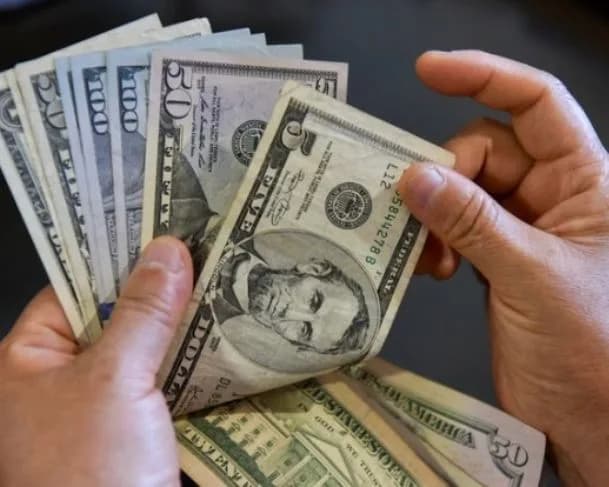 Dólar cai nesta quarta-feira (2/7) e chega ao menor valor desde agosto de 2024
