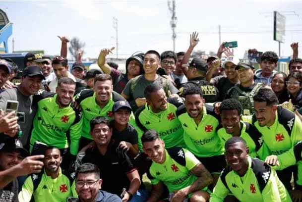 Antes de estreia na Sul-Americana, Vasco treina com presença de torcedores