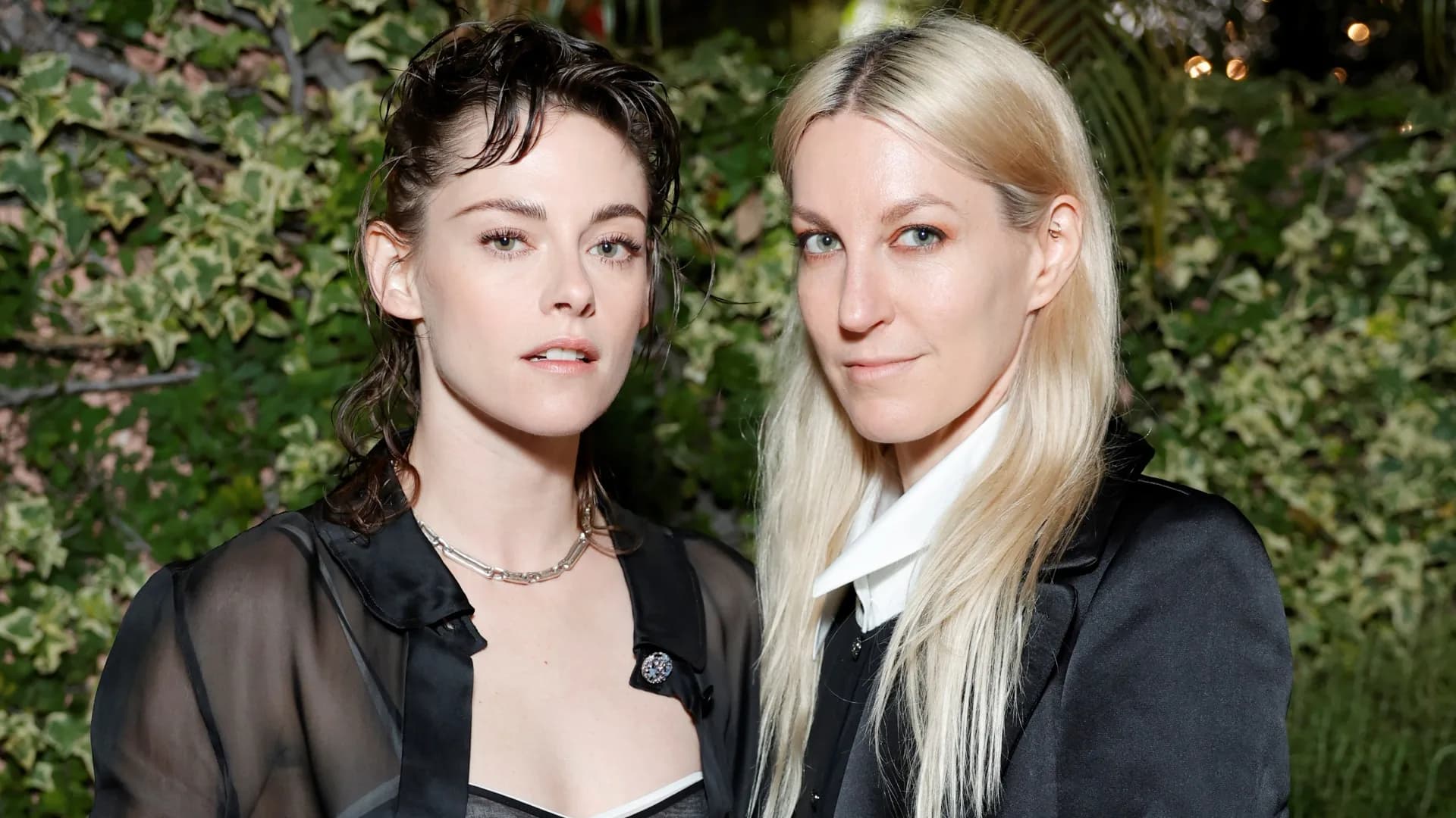 Atriz de “Crepúsculo” se casa com namorada após 6 anos de relacionamento; veja