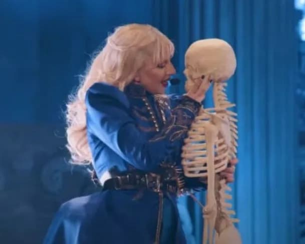 “É uma mãe”: Lady Gaga manda pizza para os fãs acampados em frente ao Copacabana Palace