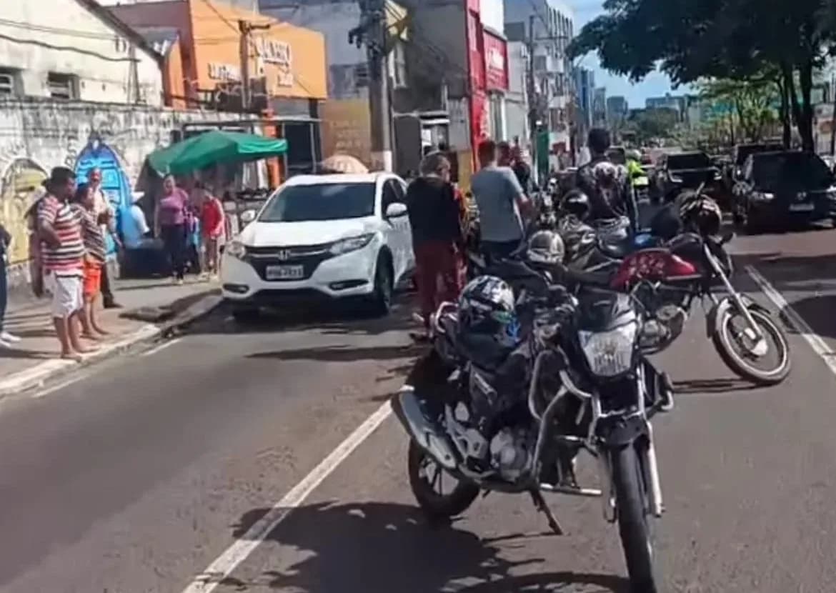 Acidente deixa motociclista ferido e causa congestionamento em avenida de Manaus