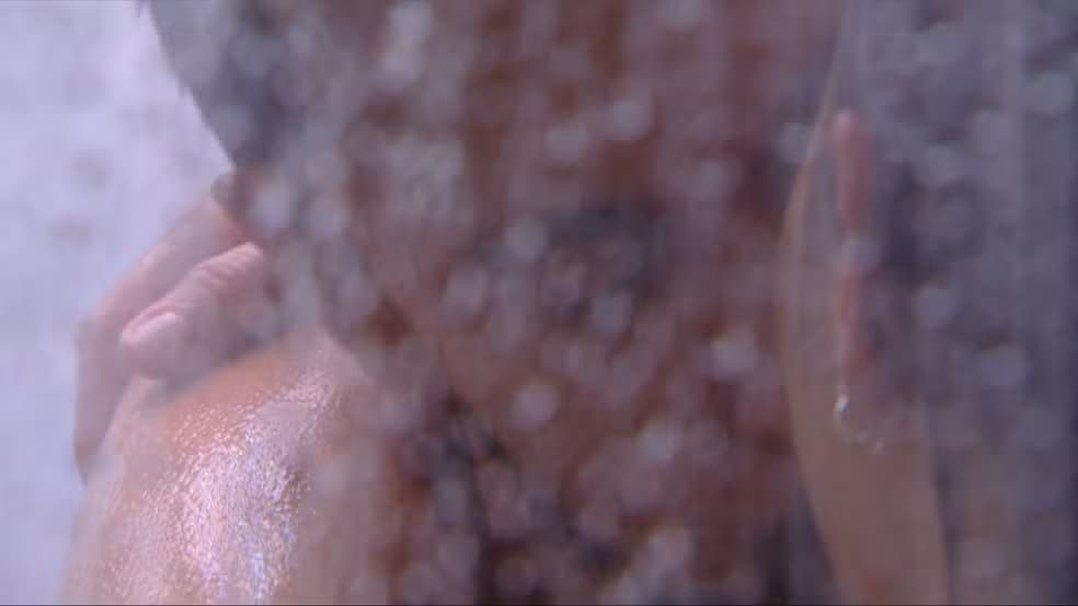 BBB 25: Maike e Renata tomam banho juntos no quarto do líder e clima esquenta; veja