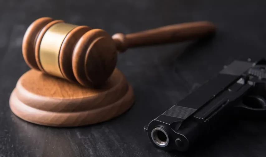 Projeto que libera porte de arma a advogados no Brasil avança no Senado