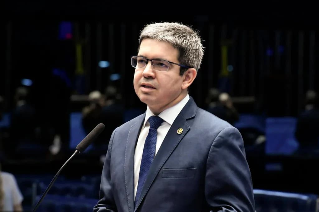 PEC da escala 6×1 deve ser votada pela CCJ em setembro, diz Randolfe