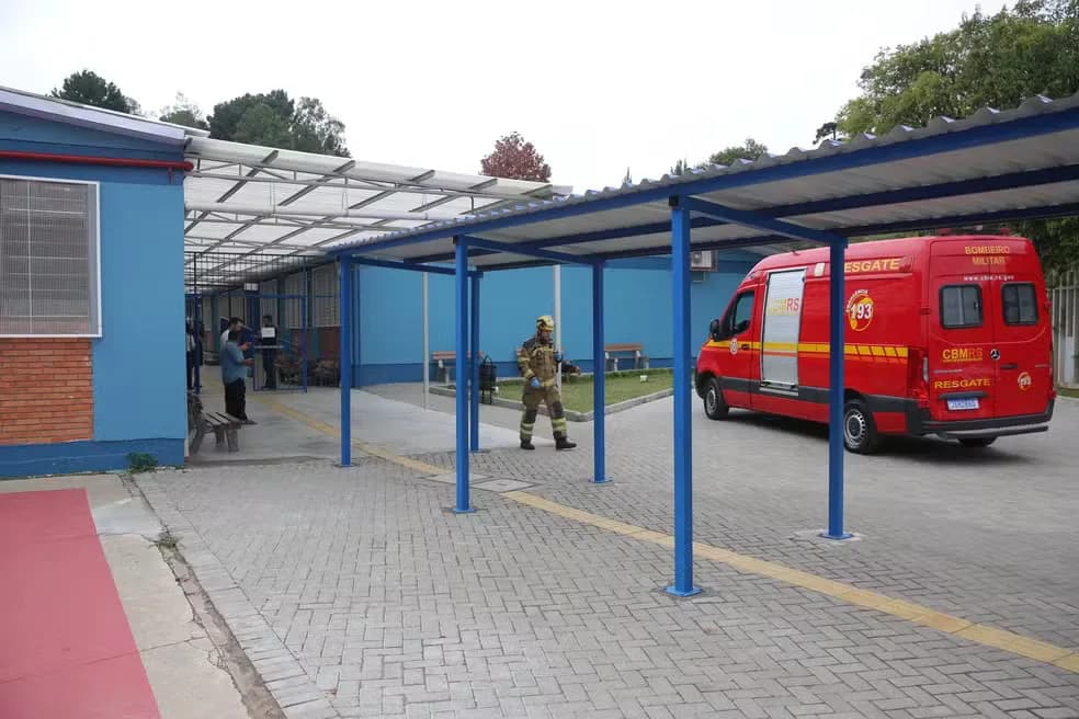 Professora é atacada a facadas por alunos em escola do RS