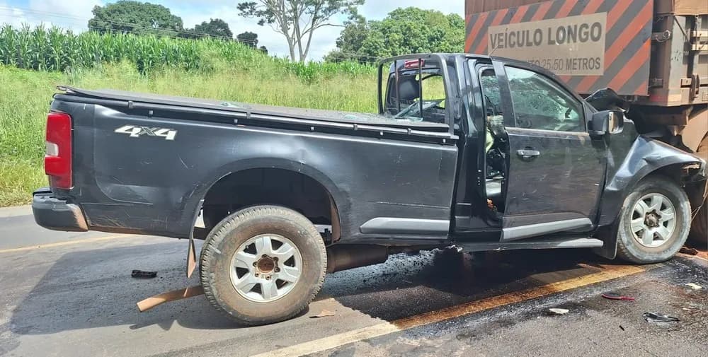 Motorista morre após bater caminhonete em traseira de carreta na BR-135