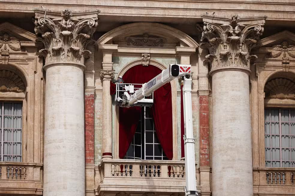 CONCLAVE: cortina vermelha que revelará novo papa é instalada no Vaticano; votação secreta começa no dia 7/5