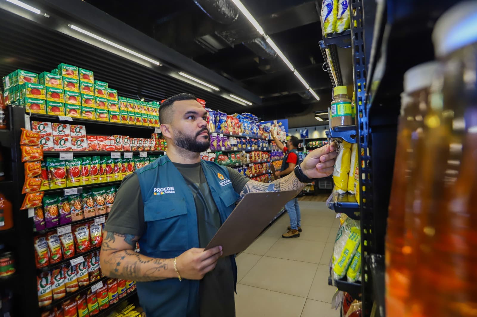 Procon Manaus identifica variação no preço da cesta básica entre supermercados de Manaus