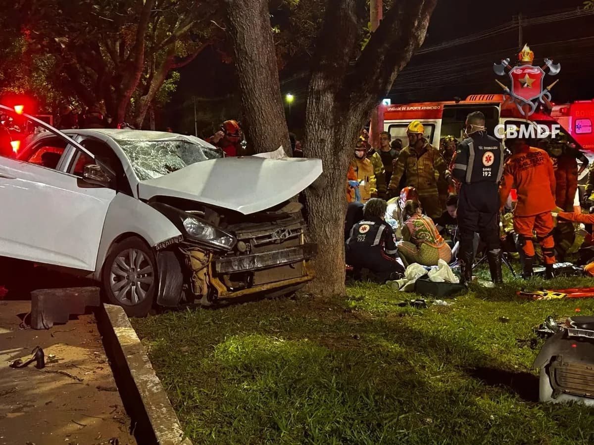 ACIDENTE: Uma pessoa morre e outras 4 ficam feridas após carro bater árvore; veja fotos