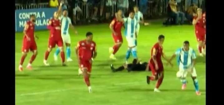 VÍDEO: Árbitro leva bolada no rosto e é substituído em jogo do Campeonato Brasileiro