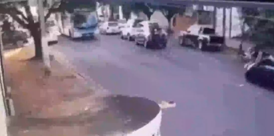 IMAGENS FORTES: Motoboy morre atropelado por ônibus após colisão com carro em Campo Grande