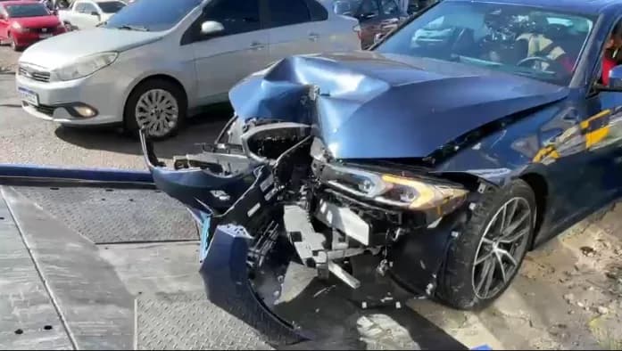 VÍDEO: acidente entre BMW e picape deixa 3 pessoas feridas em Manaus