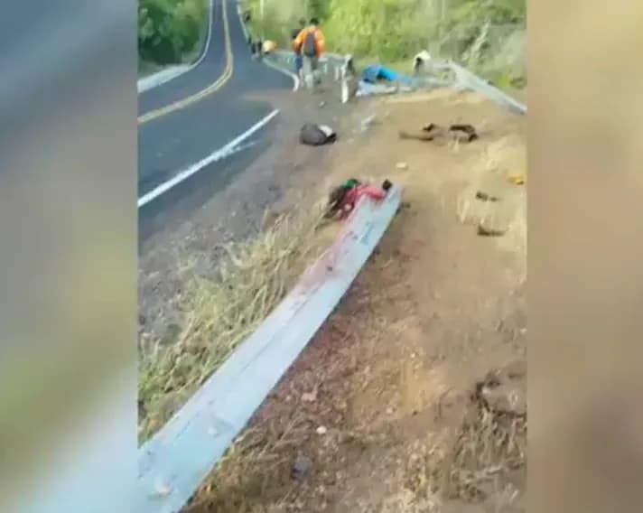 IMAGENS FORTES: Caminhão cai em ribanceira e deixa cinco mortos no interior do RN