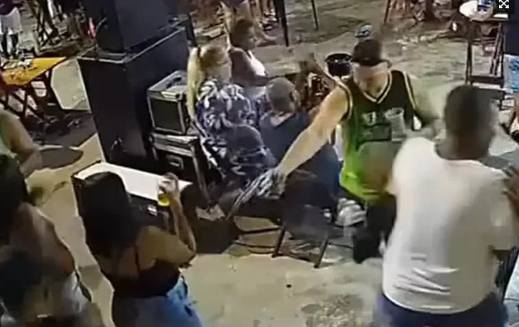 VÍDEO: Homem é morto a tiros durante show de pagode em bar de Nova Iguaçu