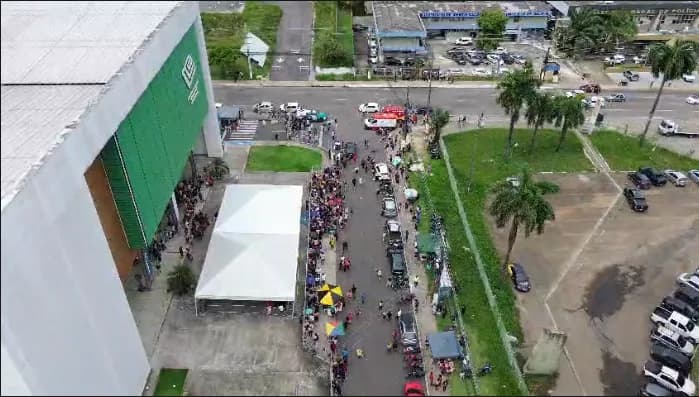 VÍDEO: População enfrenta fila quilométrica durante mutirão de atendimentos do ‘Registre-se’ em Manaus