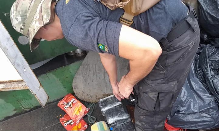 PF apreende 22 kg de drogas encontrados dentro de lixo de barco no Amazonas