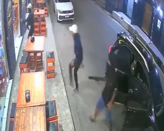 VÍDEO: Criminosos encapuzados e fortemente armados tentam assaltar pizzaria em Manaus
