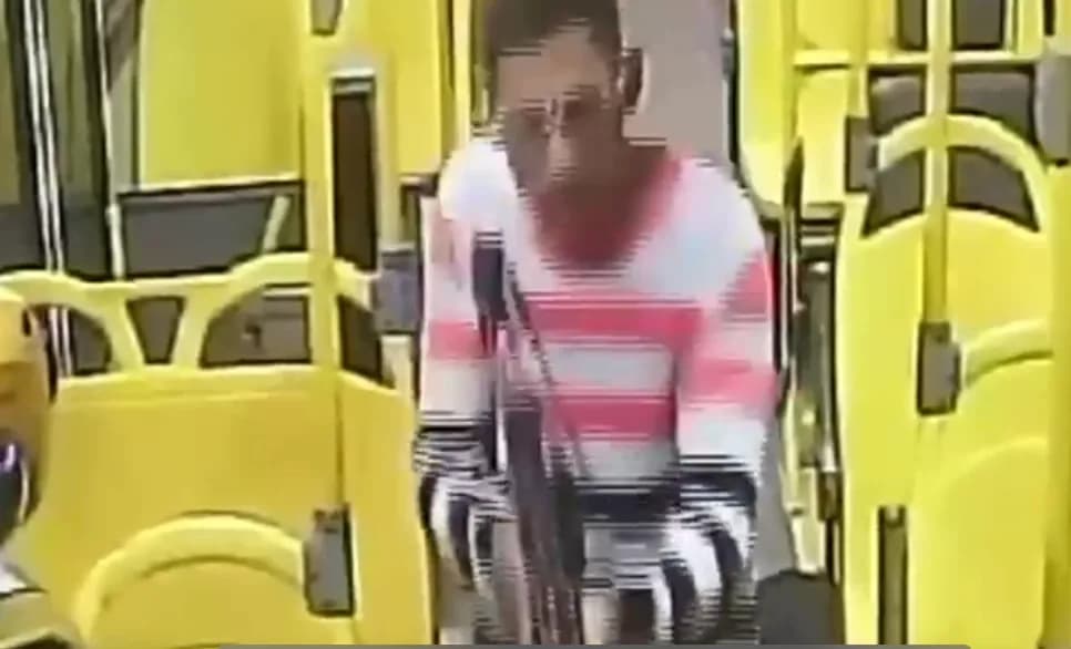 VÍDEO: Suspeito de assaltar ônibus com submetralhadora é procurado pela polícia em Manaus