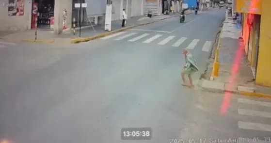 VÍDEO: Moto em alta velocidade atropela e mata idoso