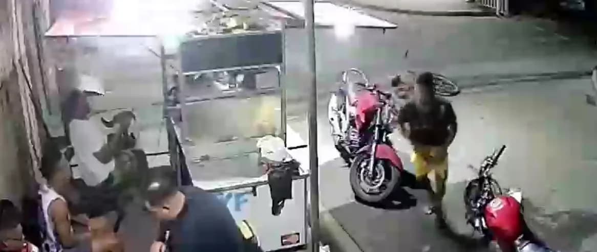 IMAGENS FORTES: Jovem morre após queda de bicicleta e corte causado por copo de vidro no bolso