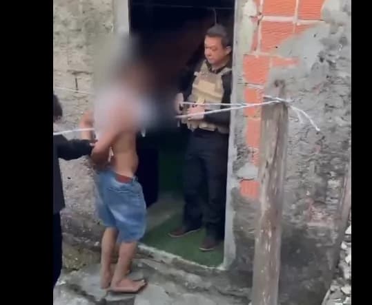 Polícia encontra submetralhadora falsa usada em assalto a ônibus em Manaus