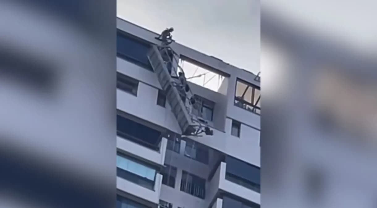 VÍDEO: Homens ficam pendurados em andaime no 22º andar de prédio após corda quebrar no RJ