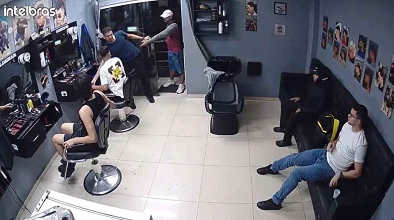 VÍDEO: Criminoso assalta clientes de barbearia em Manaus