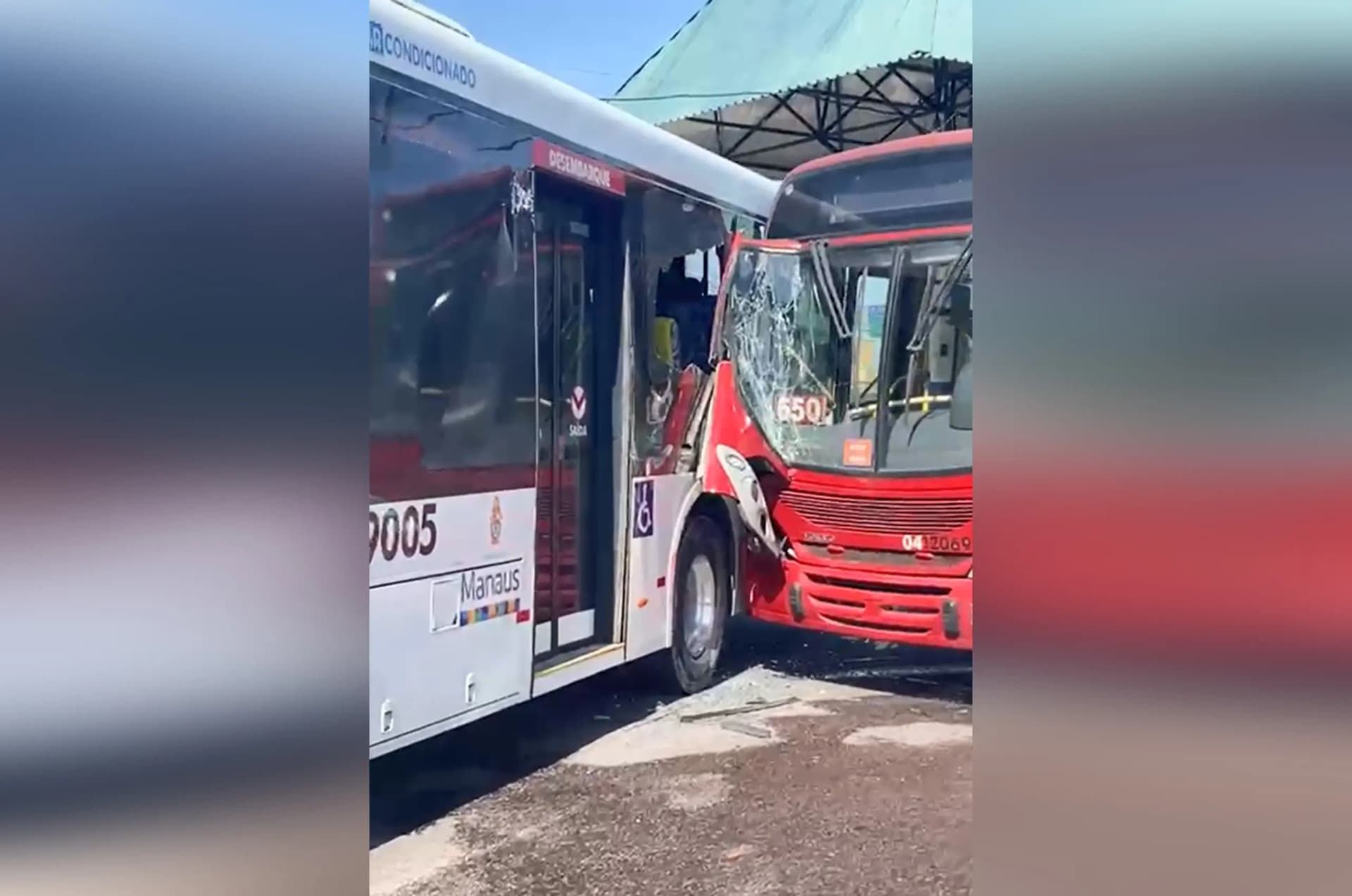 Ônibus colidem dentro do Terminal 5 e causam transtornos a passageiros em Manaus