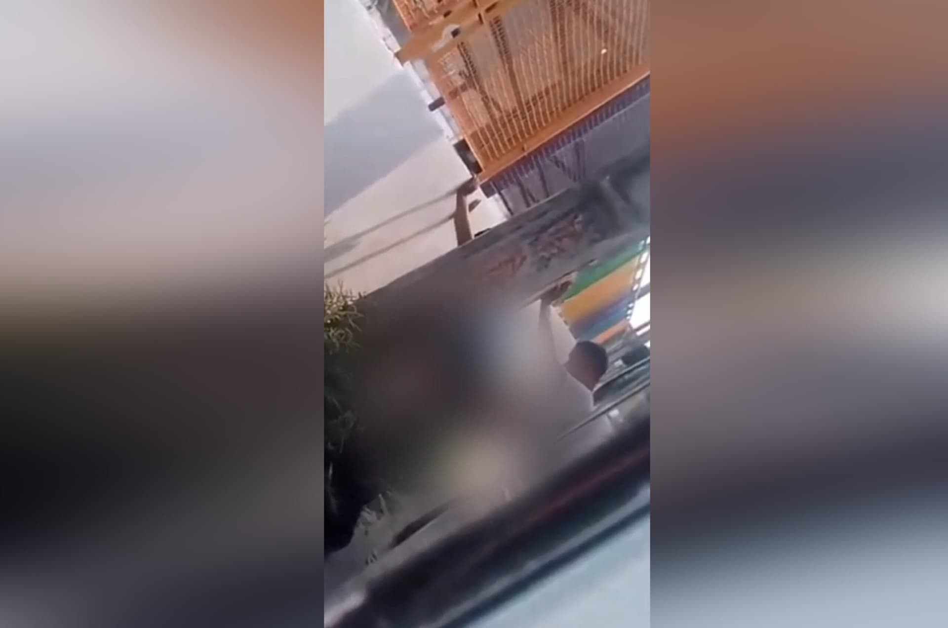 Flagra: dois homens são pegos fazendo sexo atrás de ônibus em Manaus