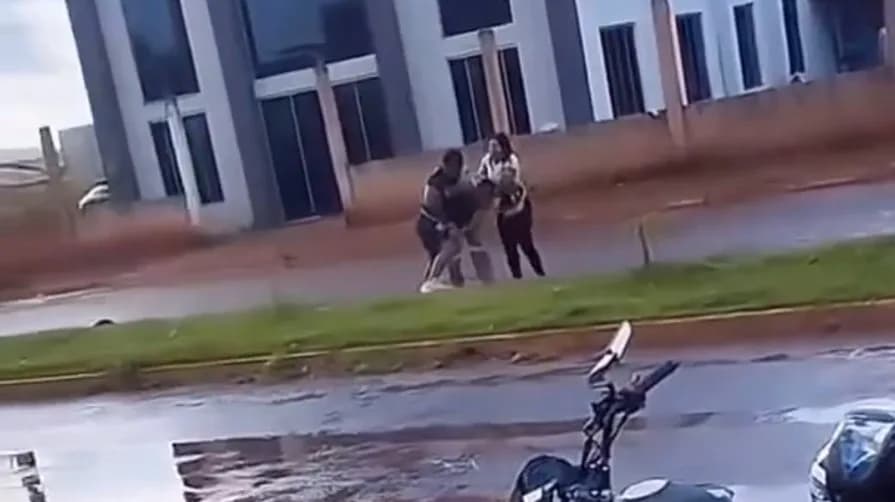 Marido flagra esposa com outro na moto que havia dado de presente