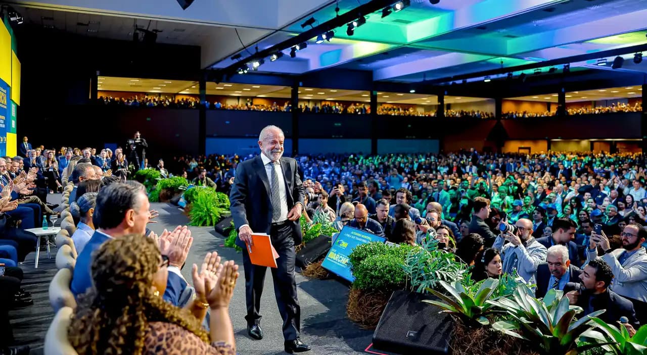 Lula é vaiado durante Marcha dos Prefeitos em Brasília; veja vídeo