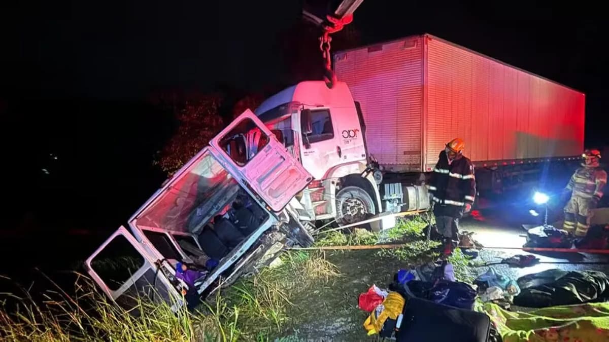 Colisão entre carreta e micro-ônibus mata 9 pessoas e deixa 10 feridos em Minas Gerais