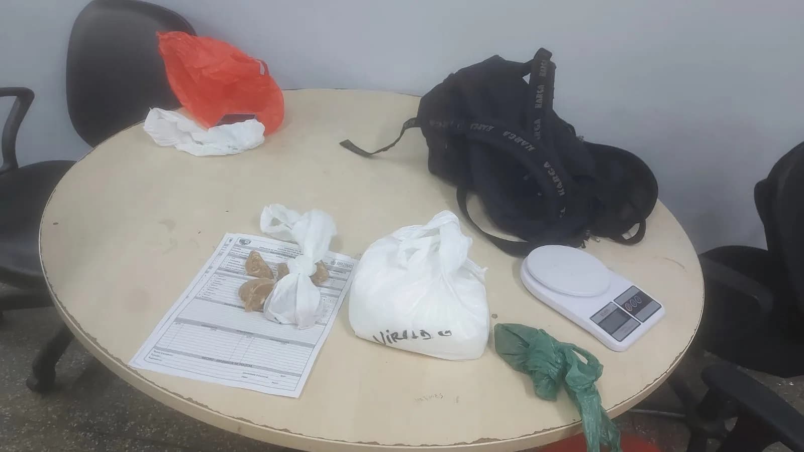 Homem é preso com drogas ao tentar fugir pela janela de apartamento em Manaus