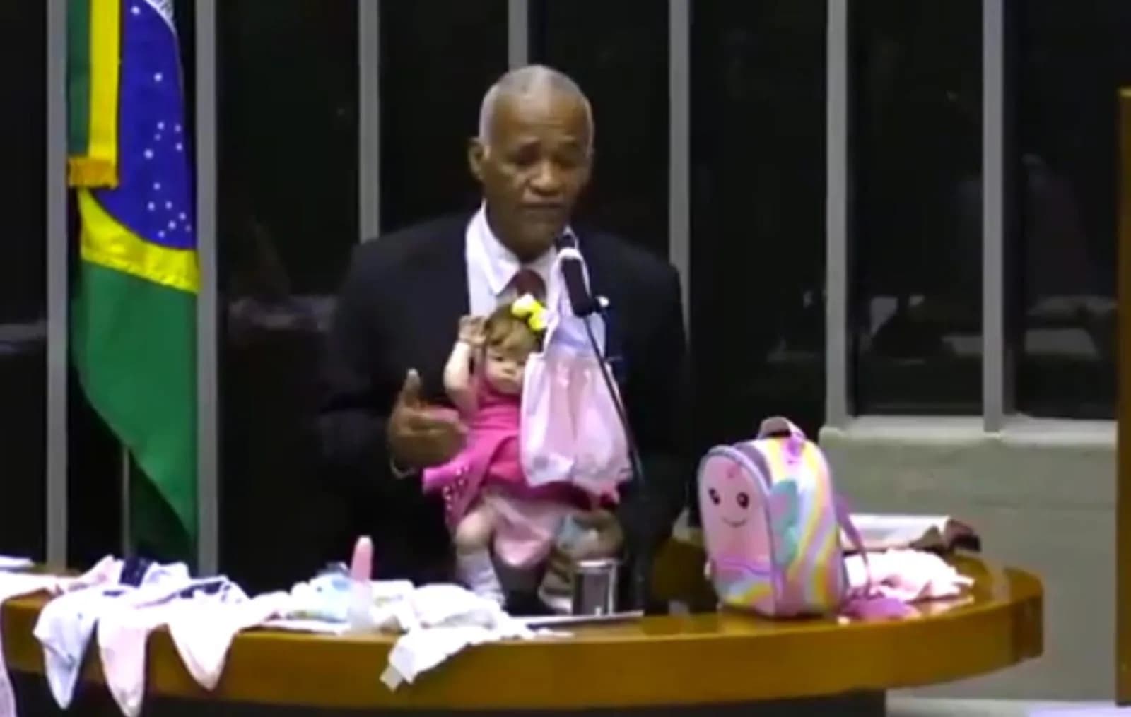 Deputado discursa na Câmara com bebê reborn no colo: “Ela fez ‘pipi’ aqui”