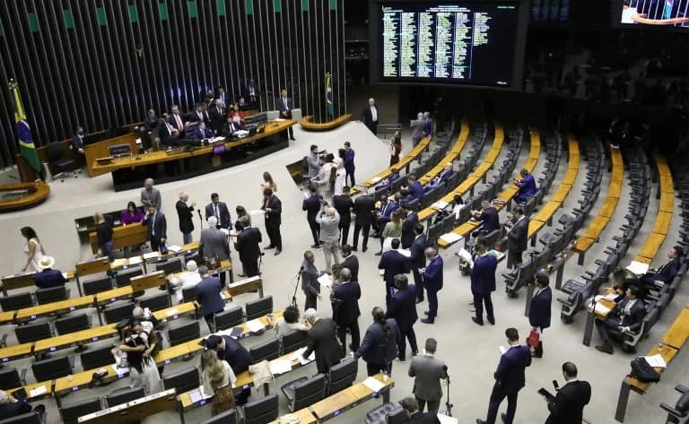 Proposta permite aumentar quantidade de deputados e impede perda de vagas na Câmara