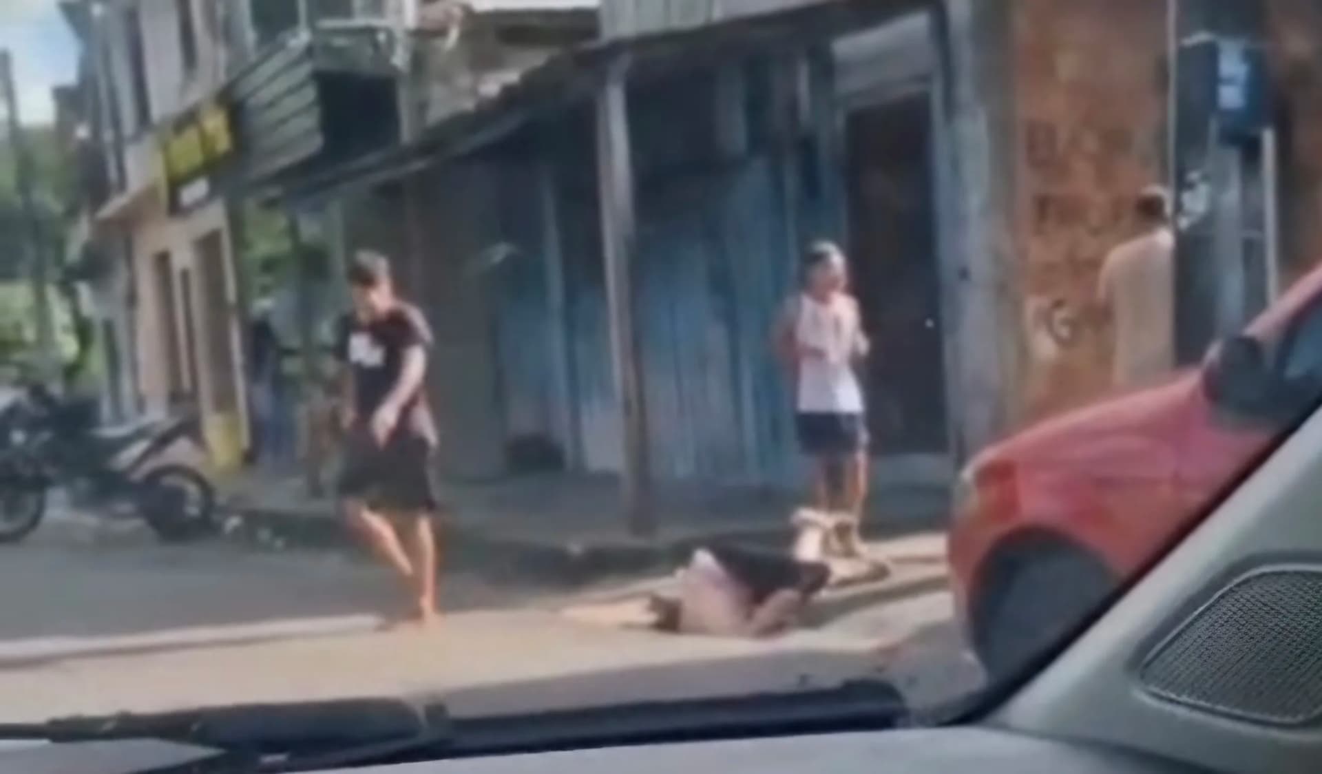 VÍDEO: homem fica preso em bueiro durante briga em Manaus e apanha de ponta-cabeça