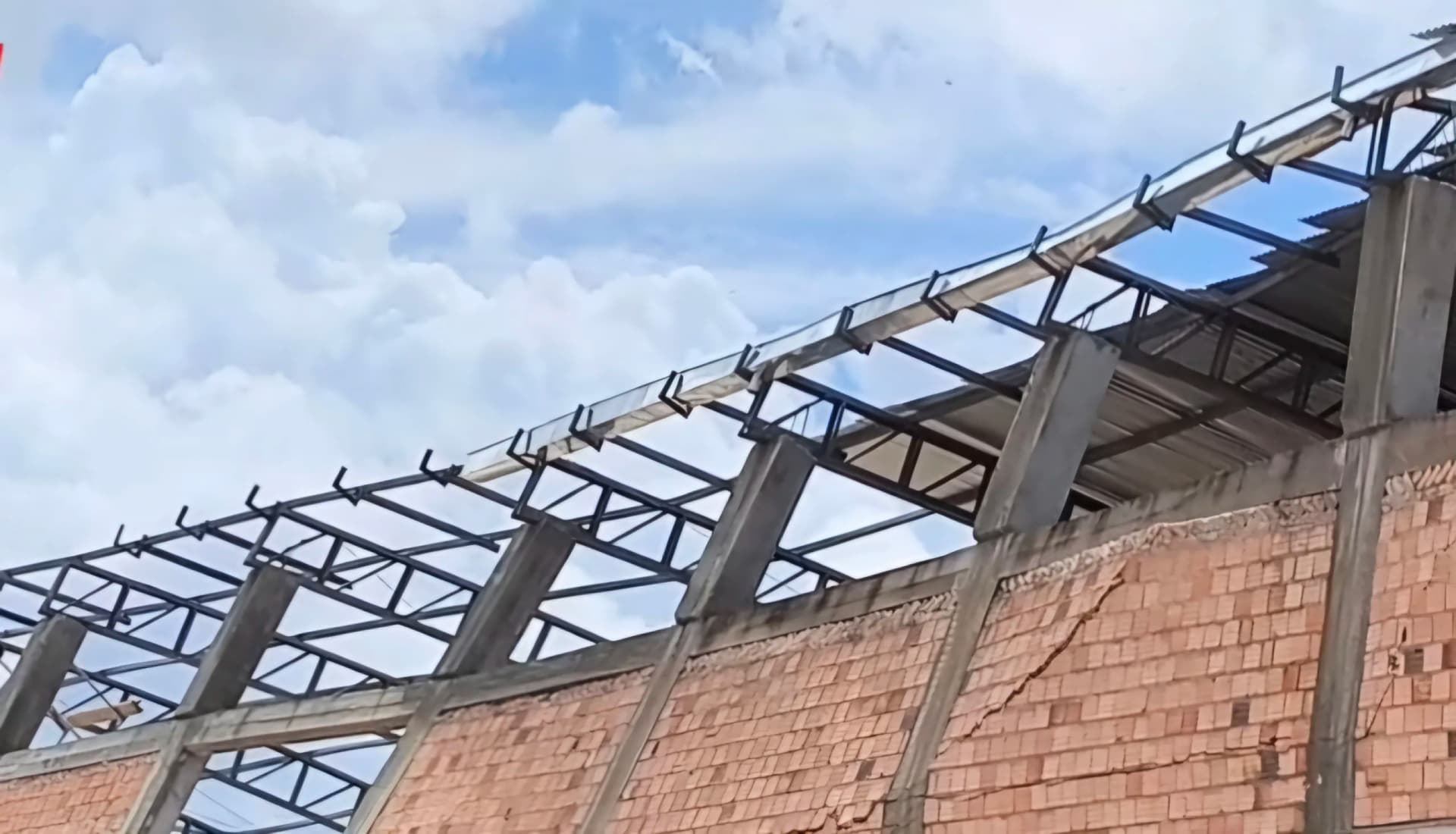 Em Tabatinga, teto de ginásio em construção desaba