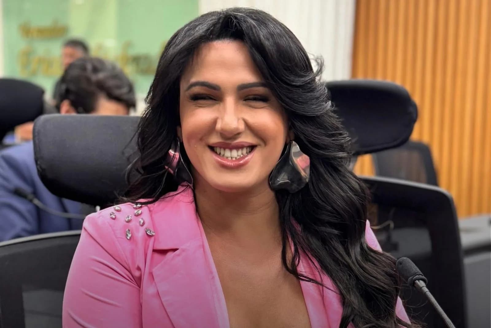 Vereadora sofre ataques transfóbicos durante votação de honraria a Bolsonaro: “Mulher do Paraguai”