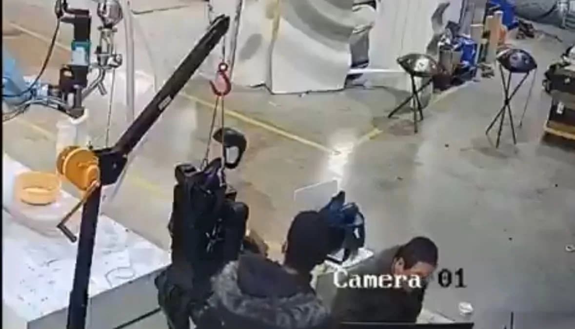 VÍDEO: robô se descontrola e ataca 2 funcionários em fábrica na Ásia