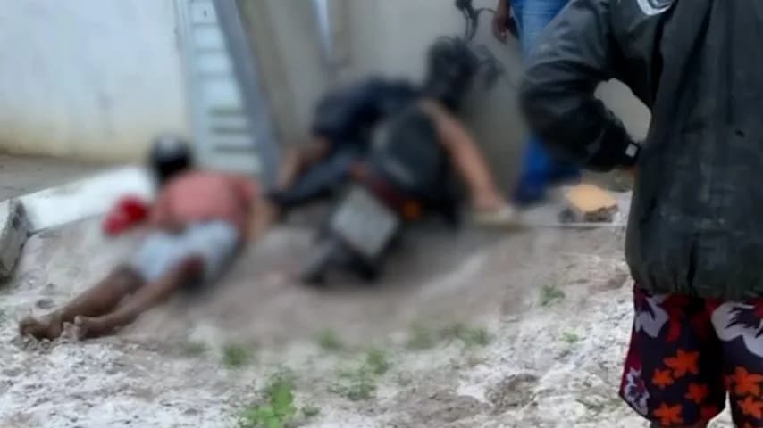 IMAGENS FORTES: Jovem morre e outro fica gravemente ferido em acidente de moto na Bahia