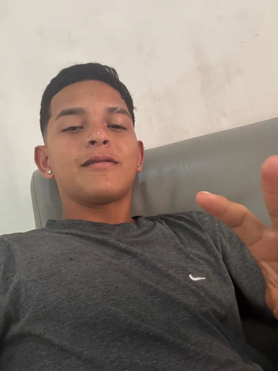 VÍDEO: Adolescente de 15 anos fica gravemente ferido após bater moto em búfalo no Amazonas