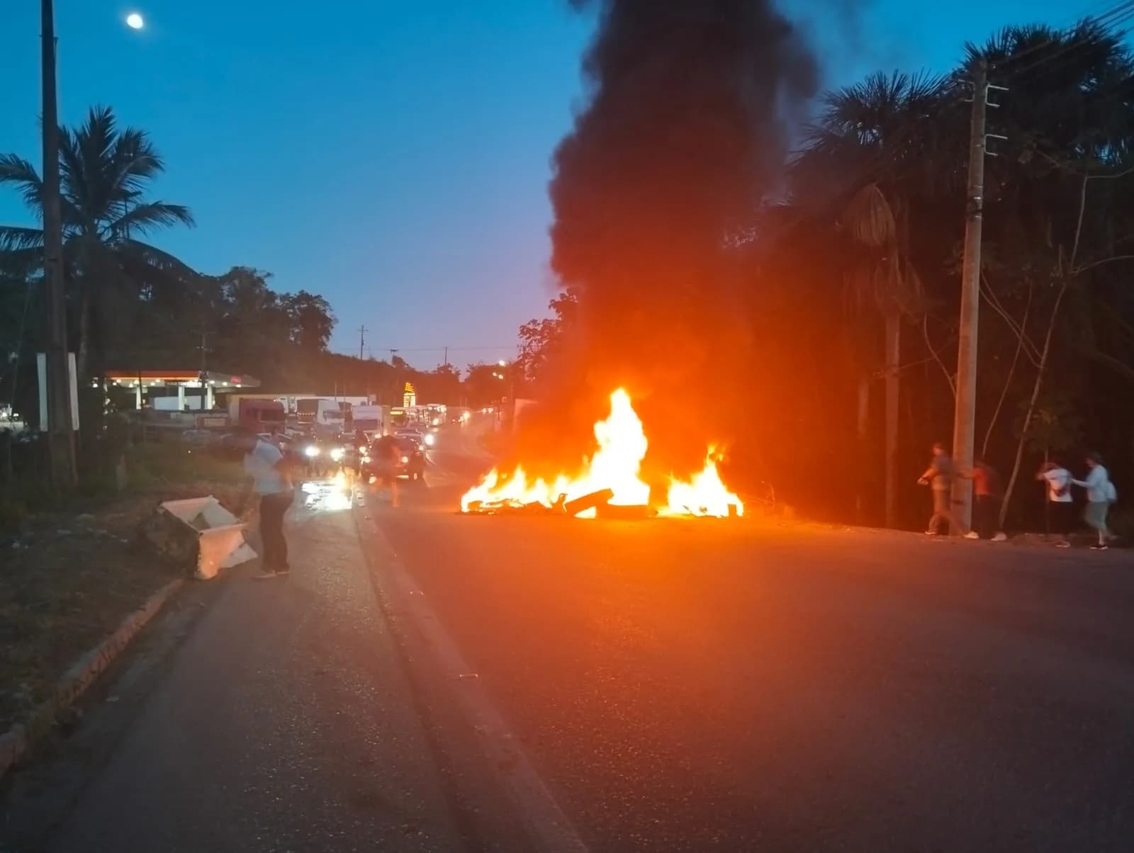 VÍDEO: população protesta contra mudanças no transporte público na BR-174