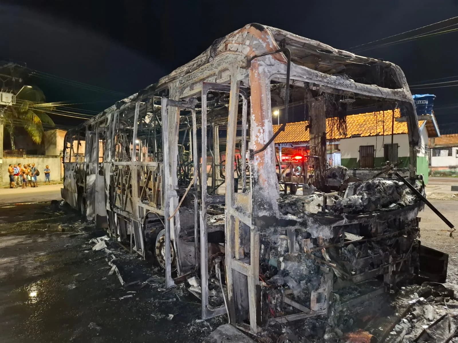 VÍDEOS: Ônibus é incendiado em protesto contra mudança de linhas em Manaus