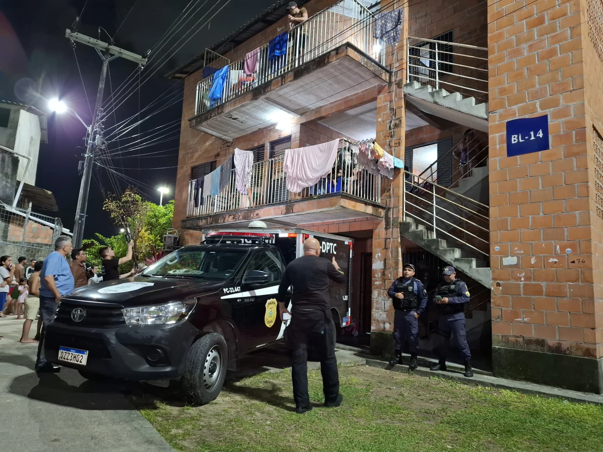VÍDEOS: Jovem é executado com tiros na cabeça dentro de apartamento no Prosamim
